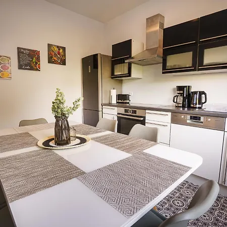 Immostay #8 - Haus Fuer 13 Personen Mit 7 - Grosser Garten & Grill, Free Parking, Wlan Apartment